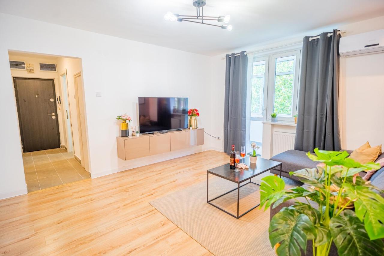 Spacious Newly Renovated 2Br Apartments With Balcony Bucureşti Exterior foto